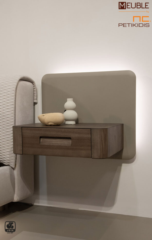Κλασική Τραπεζαρία Join κρεβατοκάμαρα ΛΗΤΩ σε minimal σχεδιασμό, ντυμένη με αδιάβροχο και αλέκιαστο ύφασμα σε γκρι μπεζ τόνους. Συνδυάζεται με επιτοίχια κομοδίνα και τουαλέτα σε ξύλο ελιάς, λάκα και κρυφό φωτισμό. Υπάρχει η δυνατότητα επιλογής υφάσματος καθώς και χρώματος στο ξύλο και την λάκα. Λεπτομέρεια κομοδίνου.