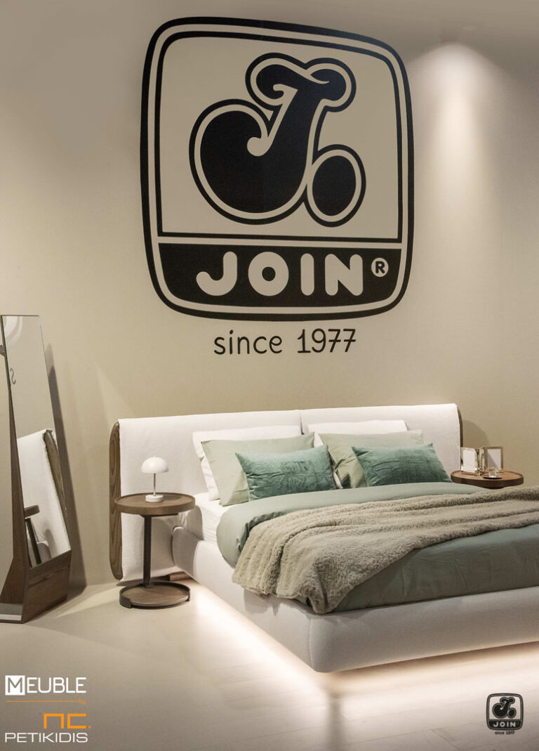 Join κρεβατοκάμαρα ΜΥΘΩΔΙΑ σε minimal σχεδιασμό, ντυμένη με αδιάβροχο και αλέκιαστο ύφασμα σε λευκό χρώμα και μασίφ ξύλο ελιάς στο κεφαλάρι. Συνδυάζεται με πλαϊνά τραπεζάκια για κομοδίνα κατασκευασμένα από ξύλο ελιάς και μεταλλική βάση. Υπάρχει η δυνατότητα επιλογής υφάσματος καθώς και χρώματος στο ξύλο.
