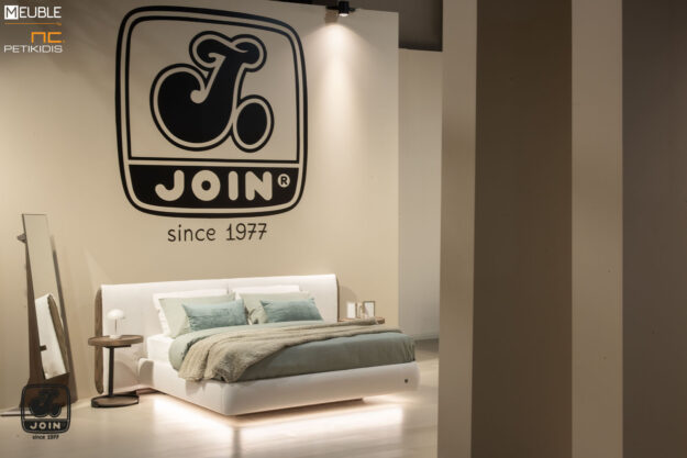 Κλασική Τραπεζαρία Join κρεβατοκάμαρα ΜΥΘΩΔΙΑ σε minimal σχεδιασμό, ντυμένη με αδιάβροχο και αλέκιαστο ύφασμα σε λευκό χρώμα και μασίφ ξύλο ελιάς στο κεφαλάρι. Συνδυάζεται με πλαϊνά τραπεζάκια για κομοδίνα κατασκευασμένα από ξύλο ελιάς και μεταλλική βάση. Υπάρχει η δυνατότητα επιλογής υφάσματος καθώς και χρώματος στο ξύλο.