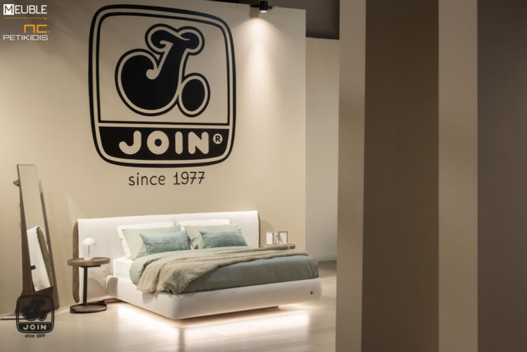 Join κρεβατοκάμαρα ΜΥΘΩΔΙΑ σε minimal σχεδιασμό, ντυμένη με αδιάβροχο και αλέκιαστο ύφασμα σε λευκό χρώμα και μασίφ ξύλο ελιάς στο κεφαλάρι. Συνδυάζεται με πλαϊνά τραπεζάκια για κομοδίνα κατασκευασμένα από ξύλο ελιάς και μεταλλική βάση. Υπάρχει η δυνατότητα επιλογής υφάσματος καθώς και χρώματος στο ξύλο.