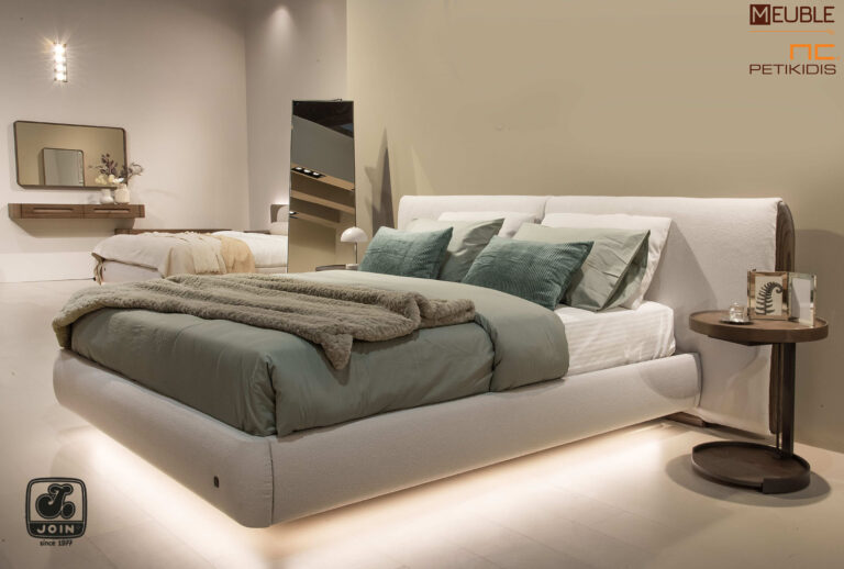 Join κρεβατοκάμαρα ΜΥΘΩΔΙΑ σε minimal σχεδιασμό, ντυμένη με αδιάβροχο και αλέκιαστο ύφασμα σε λευκό χρώμα και μασίφ ξύλο ελιάς στο κεφαλάρι. Συνδυάζεται με επιτοίχια τουαλέτα - καθρέφτη και πλαϊνά τραπεζάκια για κομοδίνα κατασκευασμένα από ξύλο ελιάς και μεταλλική βάση. Υπάρχει η δυνατότητα επιλογής υφάσματος καθώς και χρώματος στο ξύλο.