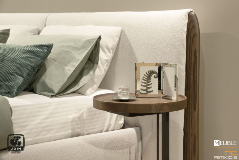 Join κρεβατοκάμαρα ΜΥΘΩΔΙΑ σε minimal σχεδιασμό, ντυμένη με αδιάβροχο και αλέκιαστο ύφασμα σε λευκό χρώμα και μασίφ ξύλο ελιάς στο κεφαλάρι. Συνδυάζεται με επιτοίχια τουαλέτα - καθρέφτη και πλαϊνά τραπεζάκια για κομοδίνα κατασκευασμένα από ξύλο ελιάς και μεταλλική βάση. Υπάρχει η δυνατότητα επιλογής υφάσματος καθώς και χρώματος στο ξύλο. Λεπτομέρεια.