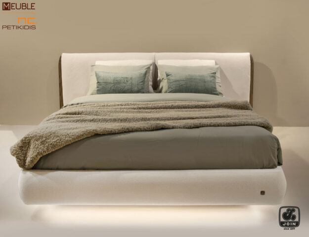 Κλασική Τραπεζαρία Join κρεβάτι ΜΥΘΩΔΙΑ σε minimal σχεδιασμό, ντυμένο με αδιάβροχο και αλέκιαστο ύφασμα σε λευκό χρώμα και μασίφ ξύλο ελιάς στο κεφαλάρι. Υπάρχει η δυνατότητα επιλογής υφάσματος καθώς και χρώματος στο ξύλο.