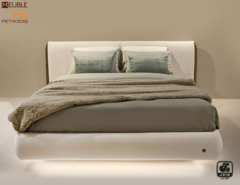 Join κρεβάτι ΜΥΘΩΔΙΑ σε minimal σχεδιασμό, ντυμένο με αδιάβροχο και αλέκιαστο ύφασμα σε λευκό χρώμα και μασίφ ξύλο ελιάς στο κεφαλάρι. Υπάρχει η δυνατότητα επιλογής υφάσματος καθώς και χρώματος στο ξύλο.
