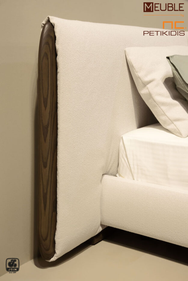 Κλασική Τραπεζαρία Join κρεβάτι ΜΥΘΩΔΙΑ σε minimal σχεδιασμό, ντυμένο με αδιάβροχο και αλέκιαστο ύφασμα σε λευκό χρώμα και μασίφ ξύλο ελιάς στο κεφαλάρι. Υπάρχει η δυνατότητα επιλογής υφάσματος καθώς και χρώματος στο ξύλο. Λεπτομέρεια κεφαλαριού.