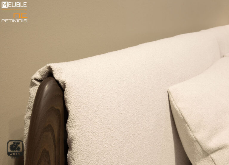 Join κρεβάτι ΜΥΘΩΔΙΑ σε minimal σχεδιασμό, ντυμένο με αδιάβροχο και αλέκιαστο ύφασμα σε λευκό χρώμα και μασίφ ξύλο ελιάς στο κεφαλάρι. Υπάρχει η δυνατότητα επιλογής υφάσματος καθώς και χρώματος στο ξύλο. Λεπτομέρεια κεφαλαριού.