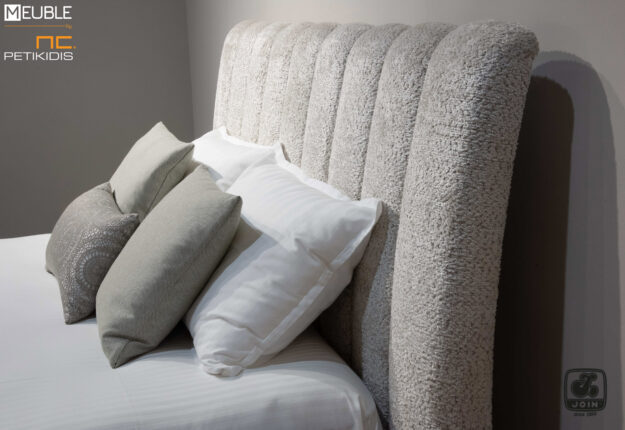 Κλασική Τραπεζαρία Join κρεβατοκάμαρα ΦΗΜΗ σε μοντέρνα γραμμή, ντυμένη με αδιάβροχο και αλέκιαστο ύφασμα σε γκρι τόνους. Συνδυάζεται με κομοδίνα σε ξύλο ελιάς και κρυφό φωτισμό. Υπάρχει η δυνατότητα επιλογής υφάσματος καθώς και χρώματος στο ξύλο των κομοδίνων. Λεπτομέρεια κεφαλαριού.