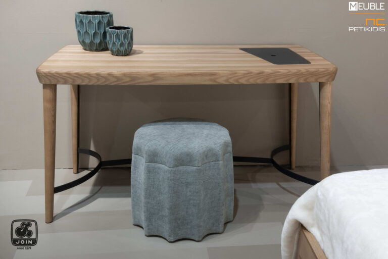 JOIN τουαλέτα - γραφείο ΑΡΤΕΜΙΣ σε minimal style κατασκευασμένο από ξύλο ελιάς με μεταλλικές λεπτομέρειες. Σκαμπό ΦΕΙΔΙΑΣ ντυμένο με ύφασμα αδιάβροχο σε μπλε τόνους.