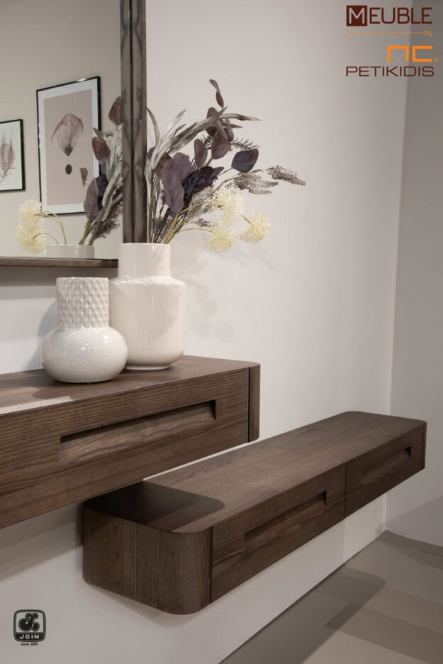 Κλασική Τραπεζαρία Join επιτοίχια τουαλέτα και καθρέφτης ΛΗΤΩ σε μοντέρνο και minimal σχεδιασμό, κατασκευασμένη από ξύλο ελιάς με δυνατότητα επιλογής χρώματος ξύλου. Λεπτομέρεια.