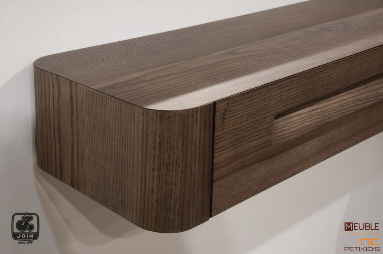 Join επιτοίχια τουαλέτα και καθρέφτης ΛΗΤΩ σε μοντέρνο και minimal σχεδιασμό, κατασκευασμένη από ξύλο ελιάς με δυνατότητα επιλογής χρώματος ξύλου. Λεπτομέρεια.