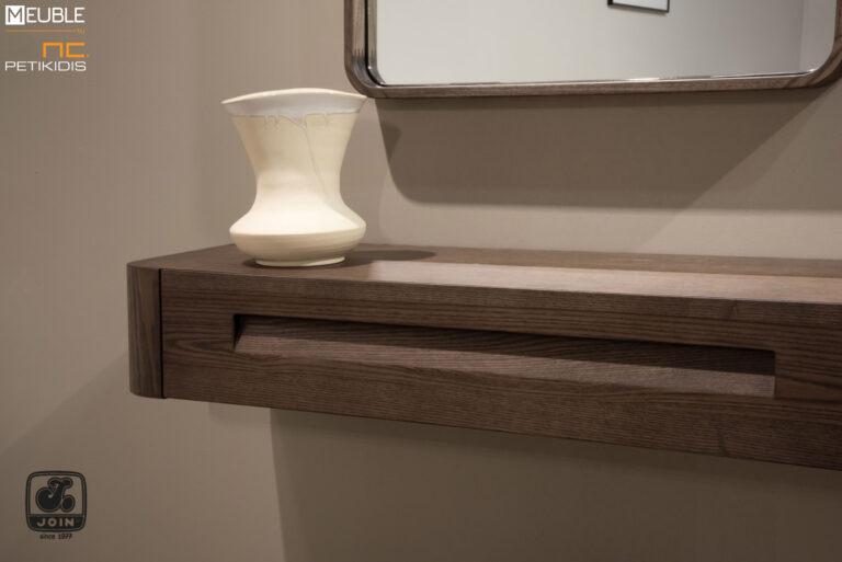 Join επιτοίχια τουαλέτα και καθρέφτης ΛΗΤΩ σε μοντέρνο και minimal σχεδιασμό, κατασκευασμένη από ξύλο ελιάς με δυνατότητα επιλογής χρώματος ξύλου. Λεπτομέρεια.